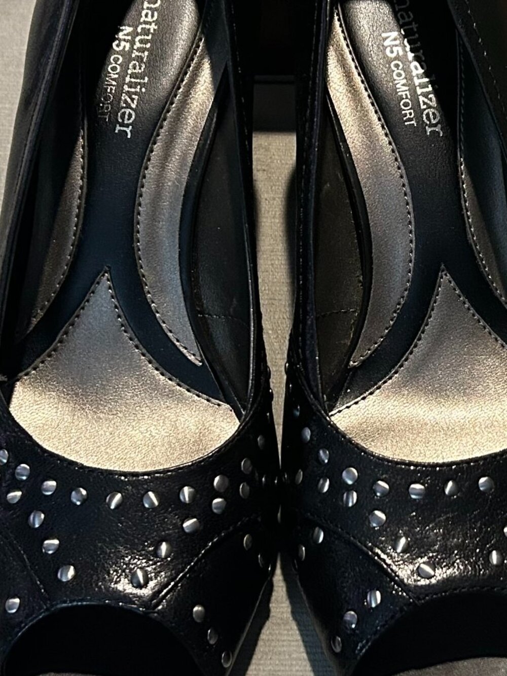 NATURALIZER Firefly Peep Toe Pump Black Leather Studded Size 7M
